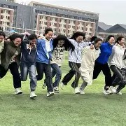 爱游戏官网-足球赛场胜负悬殊，球员斗志昂扬()