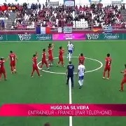 爱游戏在线-裁判在比赛中判罚引发争议，球迷纷纷表达不满()